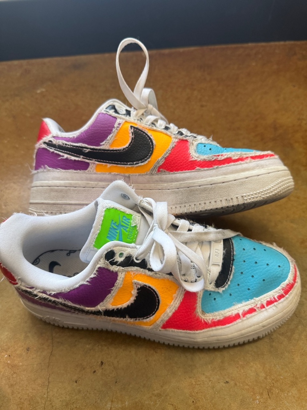 Nike "Tear Away" sneakers, such as the Air Force 1
'Reveal', - Picture 2 of 4